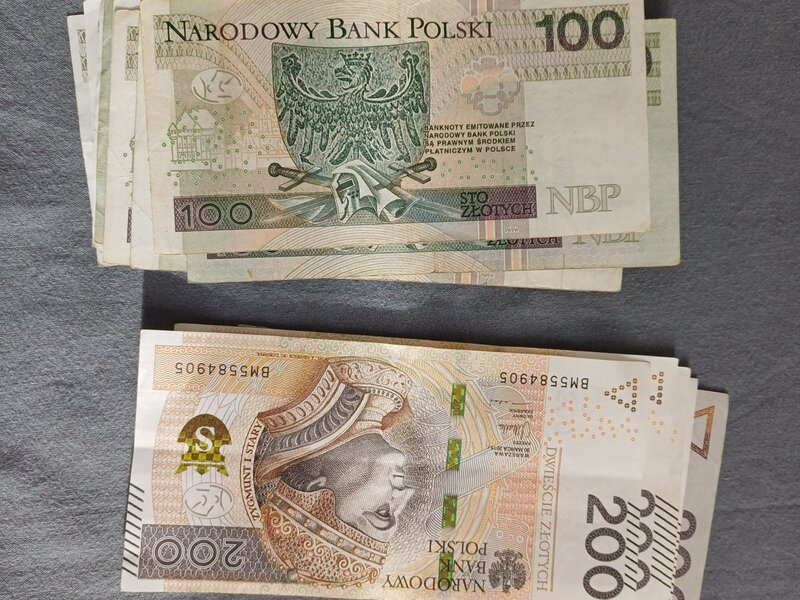 Młodzi Polacy uciekają przed ryzykiem. Gdzie trafiają ich oszczędności?