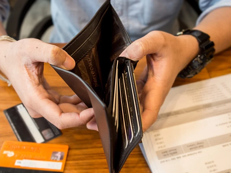 Z tych powodów Polacy najczęściej sięgają po swoje oszczędności. „Sygnał ostrzegawczy"