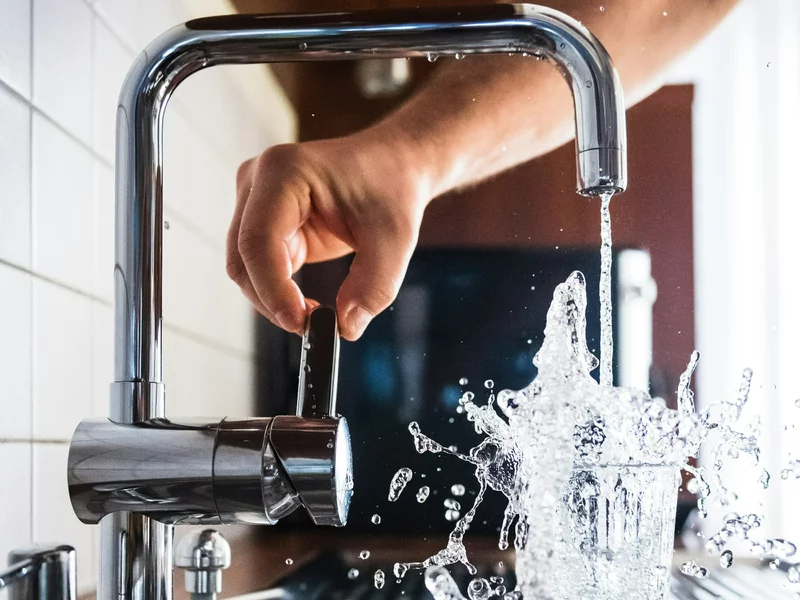 Co z tą wodą? Właściciele mają sprawdzać rury aż do kranów