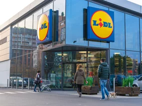 Miniatura: Lidl tnie setki etatów, ale nie zwalnia...