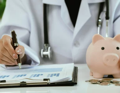 Miniatura: Minimalne pensje lekarzy i pielęgniarek od...