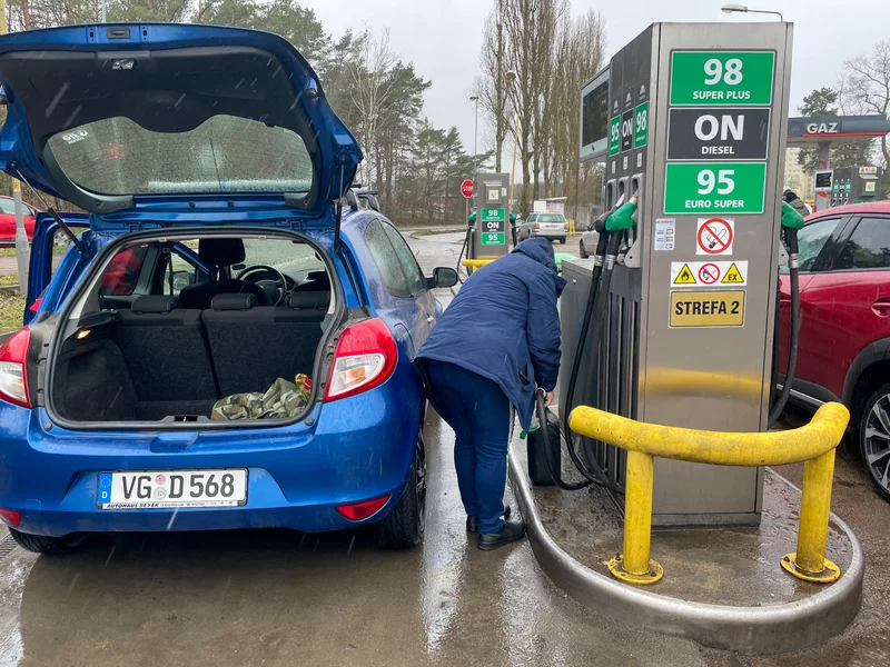 Oszczędności Niemców dzięki paliwie z Polski. Reguła godz. 12:00