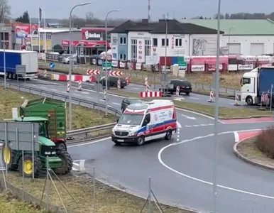 Miniatura: Protest rolników zablokował drogę karetce....