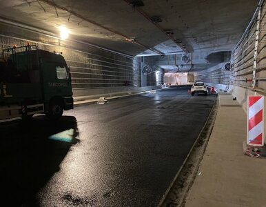 Miniatura: W tunelu pod Świną kładziony jest asfalt....