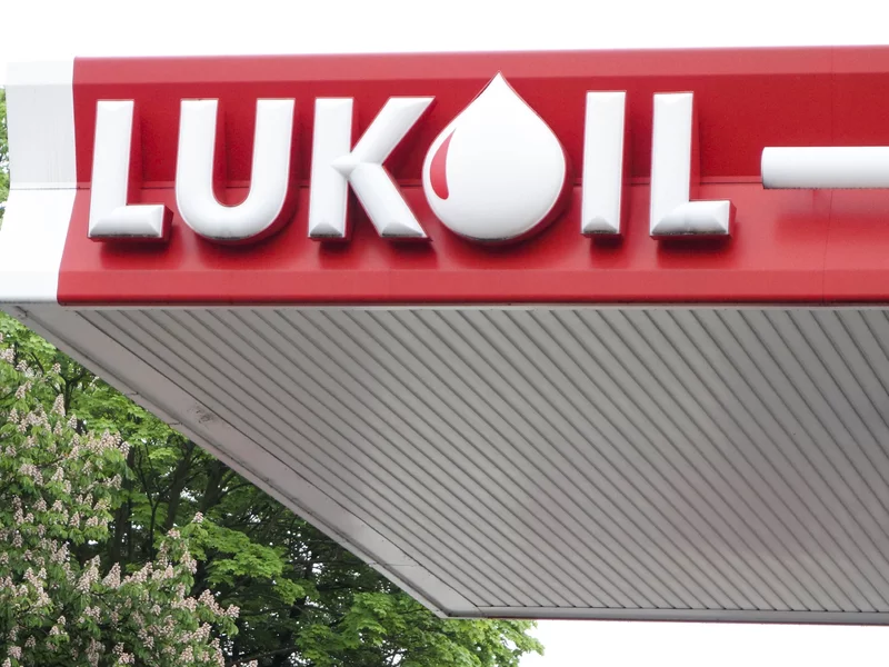 Sankcje dociskają. Łukoil wyprzedaje zagraniczne aktywa