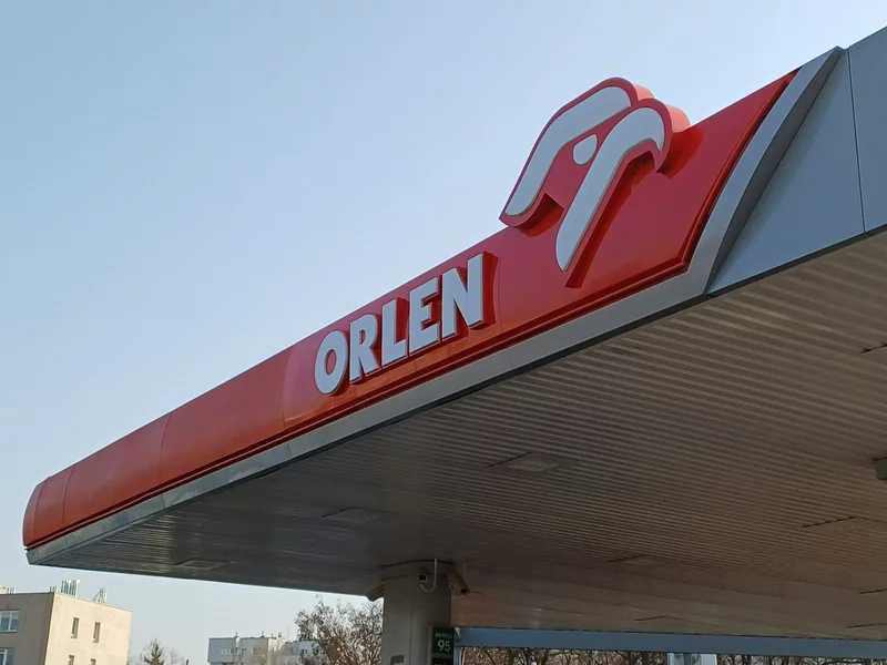 Obniżka hurtowych cen paliw na Orlenie. Po ile za litr w piątek?