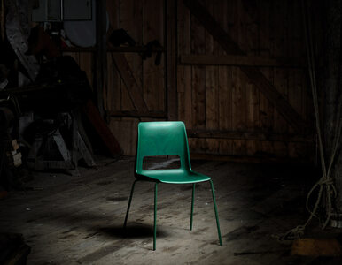 Miniatura: Krzesło ze zużytych sieci rybackich....