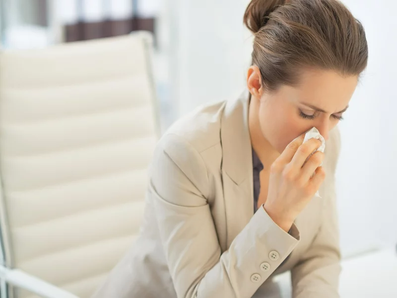 Polscy pracownicy chorują, ale nie biorą L4. „Zaciskamy zęby"