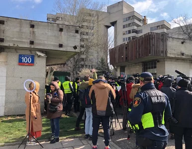 Miniatura: Rafał Trzaskowski wraz z komornikiem na...