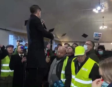 Miniatura: Obrzucanie gnojem i okrzyki „oszuści”....