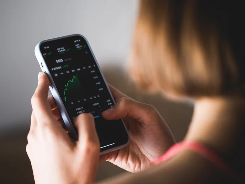 Jak mądrze inwestować pieniądze? Coraz częściej mówi się o „koszcie czasu”