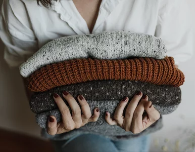 Miniatura: Czerwone pojemniki na ubrania, worki,...