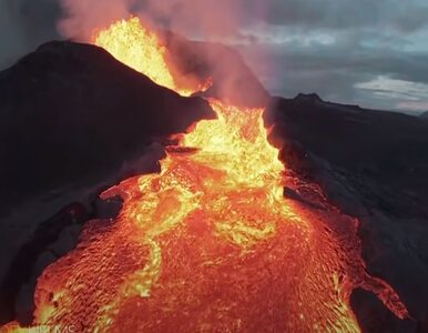 Miniatura: Wpadł dronem do wybuchającego wulkanu....