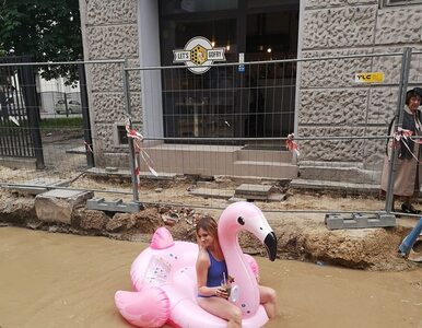Łodzianka pływała na flamingu po zalanej ulicy. Przyniosło to...
