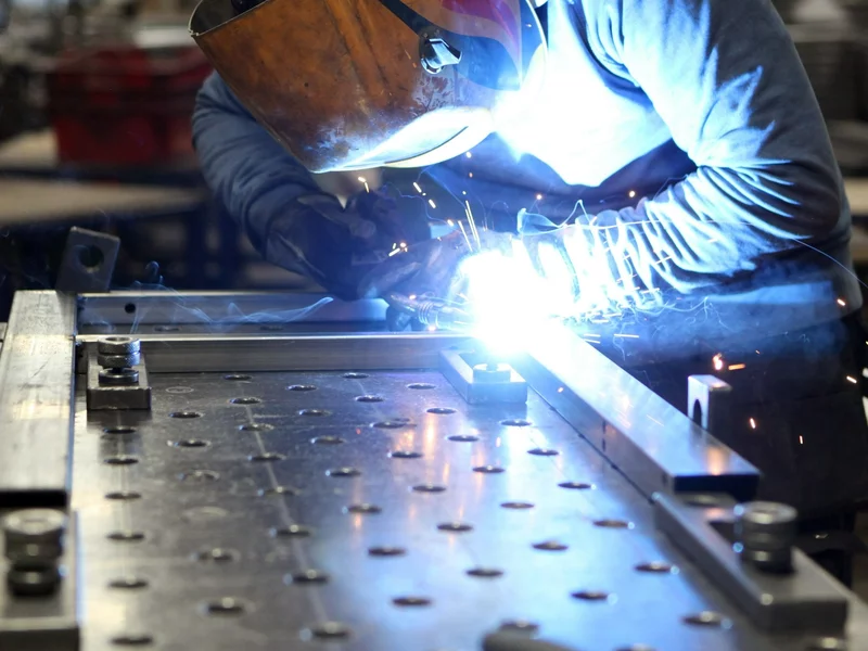 Ci pracownicy dostaną więcej pieniędzy. Zmiany od 1 kwietnia