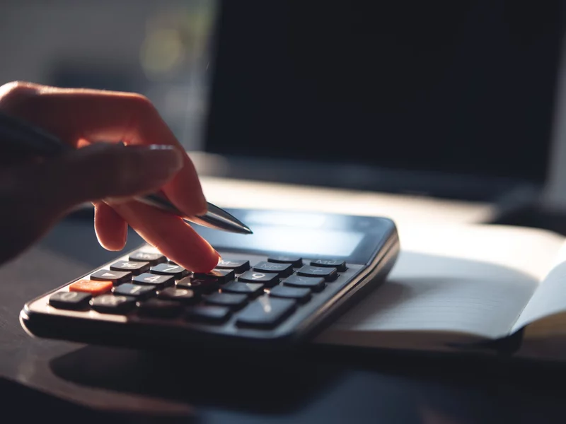 Skarbówka odsłania karty. Tyle zarabia 1 proc. najbogatszych Polaków [KWOTY]