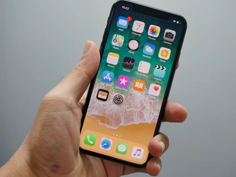 Miniatura: Użytkownicy iPhone'ów zagrożeni. Apple...