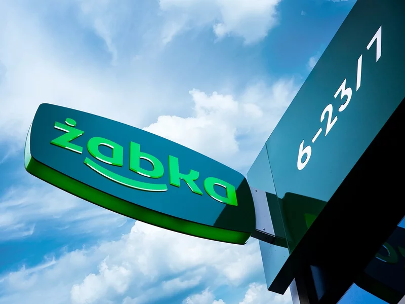 Świąteczne retro w stylu lat 90.? Popularna sieć rozdaje limitowaną kolekcję ubrań