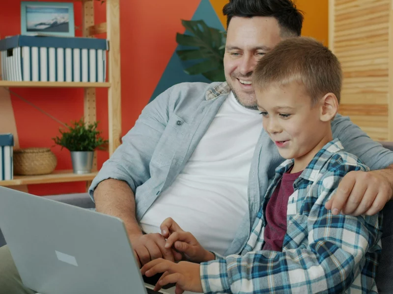Jak polscy rodzice wychowują dzieci w internecie? Raport NASK o cyfrowym rodzicielstwie