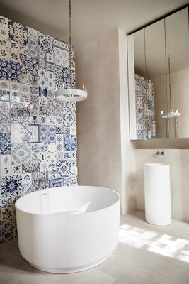 Miniatura: Minimalistyczna łazienka z portugalskimi...