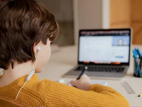 Miniatura: Rząd rozdaje laptopy, ale nie uczniom....