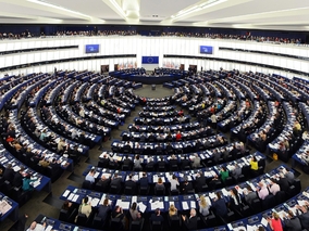 <i>Parlament Europejski za&nbsp;uregulowaniem</i> technologicznych gigantów