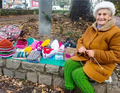 Miniatura: 85-latka szyła czapki, by mieć na aparat...