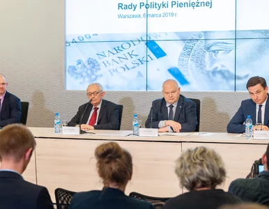 Miniatura: Złoty czeka na decyzję Rady Polityki...