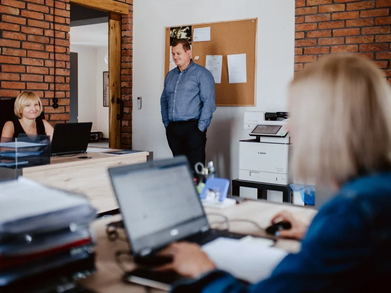 „Biegają z pustą taczką”. Tak polskie firmy tracą czas i pieniądze