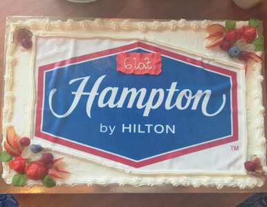 Świętowanie przez pomaganie: Hampton by Hilton Warsaw Airport obchodzi...