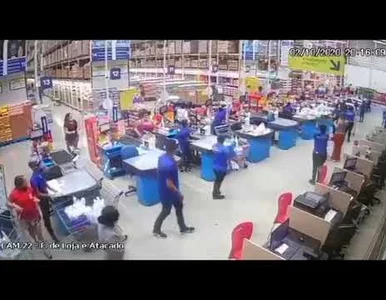 Miniatura: Śmierć w supermarkecie. Na ludzi...