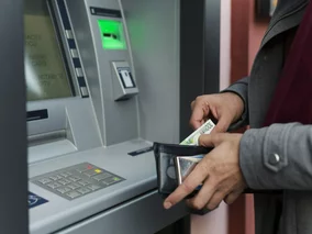 Miniatura: Polacy masowo wycofują gotówkę z banków....