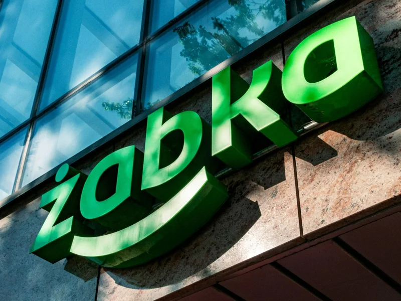 Żabka wygrywa z dyskontami. Oddaj butelkę, a zyskasz więcej niż w markecie