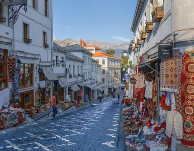 Miniatura: Albania zawiesza „złote paszporty”,...