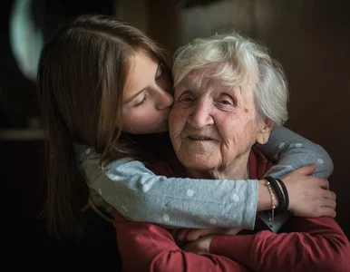 Miniatura: Babcia wygrała z ZUS. Dostaje 800+ i 300+