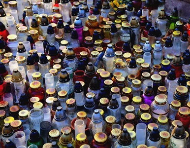 Miniatura: Tyle kosztują znicze w 2025 r. Dyskonty...