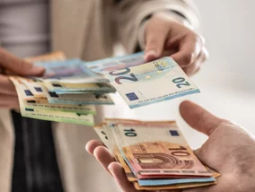 Miniatura: Euro i frank w górę, dolar i funt w dół....