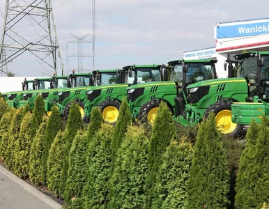 Miniatura: Wojsko z ciągnikami od Johna Deere'a