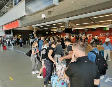 Tłumy i chaos na lotnisku w Modlinie. Setki pasażerów utknęły w kolejkach