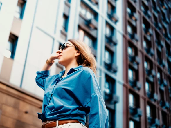 Miniatura: Kobieta z własnym „M”. Bank patrzy na coś...