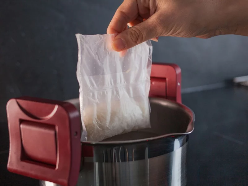 Ten błąd popełnia prawie każdy. Gdzie naprawdę wyrzucać woreczki po ryżu?