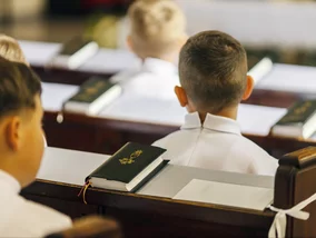 Miniatura: Ile włożyć do koperty na komunię? Polacy...