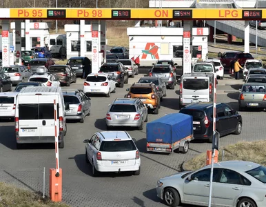 Miniatura: Tankujemy mniej niż przed rokiem. „Te...