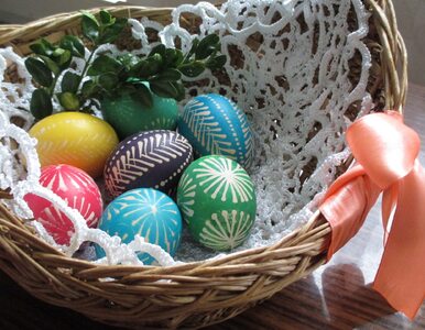 Miniatura: Malowanie jajek naturalnymi sposobami....