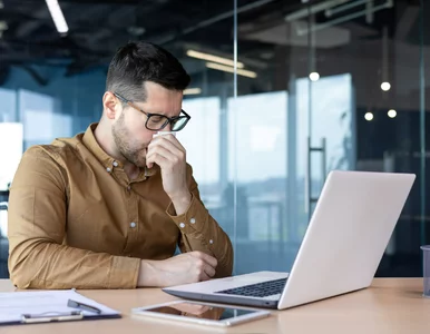 Miniatura: Polacy pracują mimo choroby. Najczęściej...