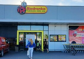Miniatura: Biedronka rozdaje znicze przed Wszystkimi...