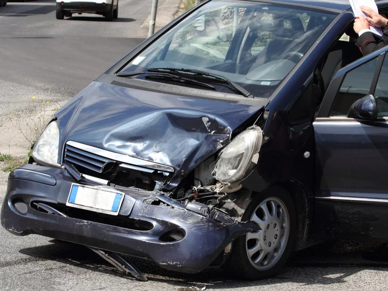 Czego nie należy mówić po kolizji drogowej? Ekspertka radzi