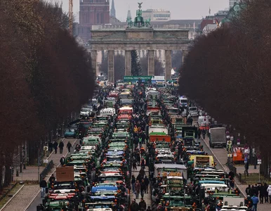 Miniatura: Traktory pod Bramą Brandenburską. Skrajna...