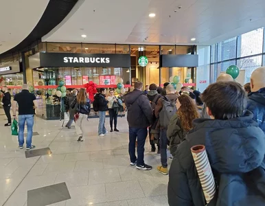 Miniatura: Starbucks zwalnia pracowników. Ponad...