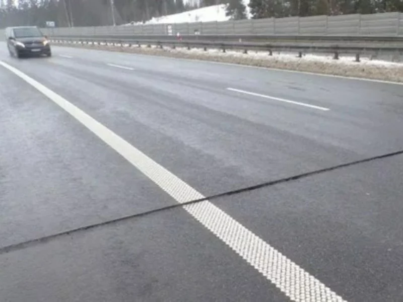 Zakopianka już się sypie. Kto zrobił te zbyt idealnie proste pęknięcia?